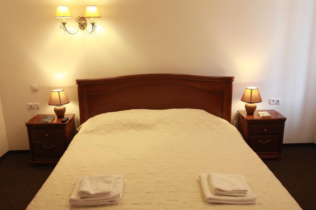 Guest House Adam Mickiewicz Lviv Szoba fotó