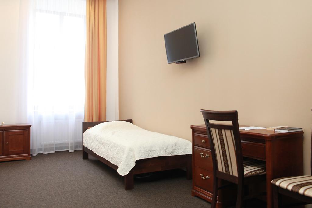 Guest House Adam Mickiewicz Lviv Szoba fotó